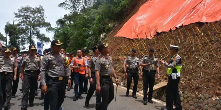 Pasca Bencana Longsor, Rombongan Kapolda Datangi Sejumlah Lokasi di Bogor Pasca Bencana Longsor, Rombongan Kapolda Datangi Sejumlah Lokasi di Bogor