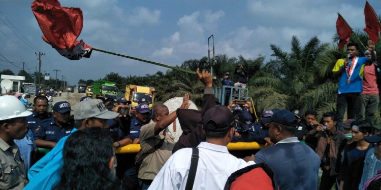 Dinilai Racuni Warga Sidomulyo, Warga Desak PT HSJ Atasi Dampak Asap dari Pabriknya Dinilai Racuni Warga Sidomulyo, Warga Desak PT HSJ Atasi Dampak Asap dari Pabriknya