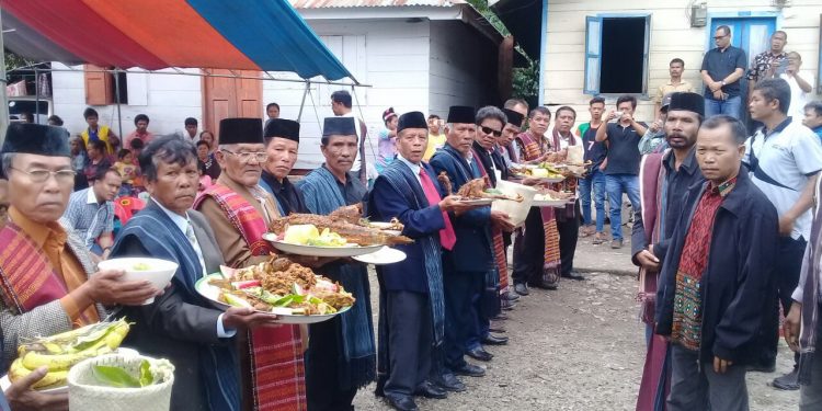 Kelompok Tiga Marga Gelar Ritual di Tano Ponggol, Danau Toba Kelompok Tiga Marga Gelar Ritual di Tano Ponggol, Danau Toba