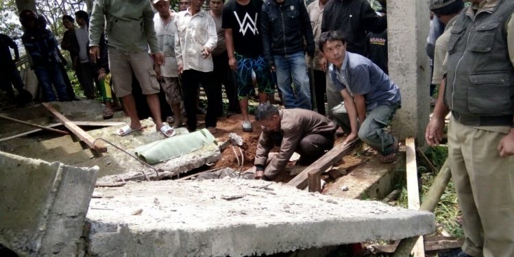 Naas, Seorang Pekerja Tewas Tertimpa Tangga... Naas, Seorang Pekerja Tewas Tertimpa Tangga...