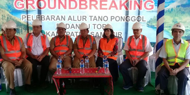 Peletakan Batu Pertama Pelebaran Alur Tano Ponggol, di Samosir, Danau Toba Peletakan Batu Pertama Pelebaran Alur Tano Ponggol, di Samosir, Danau Toba