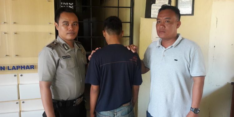 Seorang Jambret Diringkus Polisi. Miris, Ternyata Masih SMA... Seorang Jambret Diringkus Polisi. Miris, Ternyata Masih SMA...