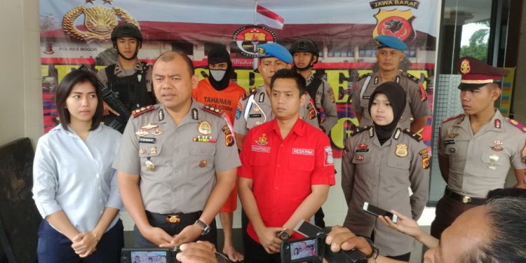 Pertontonkan Film Porno pada Enam Anak Di Bawah Umur. Pelaku Mengaku Mengajarkan agar "Senjata" bisa Berdiri Tegak