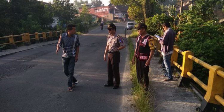 Truk Dipepet Sepedamotor, Supir Dirampok. Lalu, Korban Gilas Sepedamotor Pelaku Truk Dipepet Sepedamotor, Supir Dirampok. Lalu, Korban Gilas Sepedamotor Pelaku