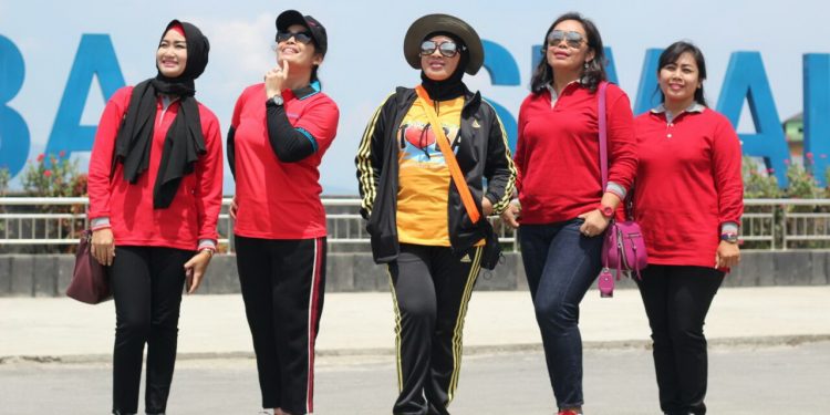 Istri Kapolri Kunjungi Pesanggrahan Bung Karno, Rombongan Kagum akan Keindahan Danau Toba Istri Kapolri Kunjungi Pesanggrahan Bung Karno, Rombongan Kagum akan Keindahan Danau Toba