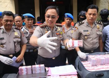Tiga Pria Ditangkap Simpan Enam Koper Uang di Rumah Kontrakan. Ternyata ini Alasannya..