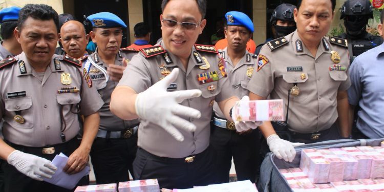 Tiga Pria Ditangkap Simpan Enam Koper Uang di Rumah Kontrakan. Ternyata ini Alasannya..
