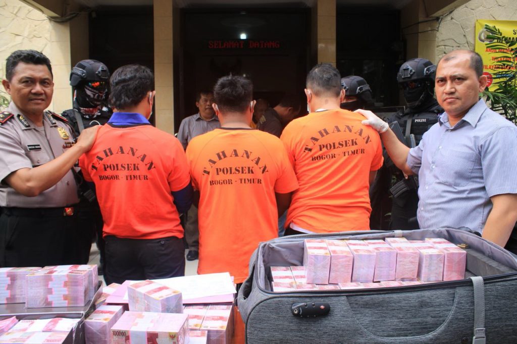 Tiga Pria Ditangkap Simpan Enam Koper Uang di Rumah Kontrakan. Ternyata ini Alasannya..