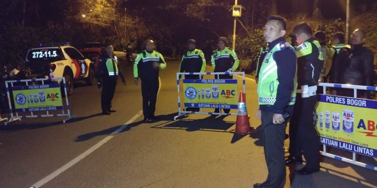 Jelang Libur Jalur Puncak Ditutup Untuk Kendaraan Roda Empat, Dialihkan ke Jalur Jonggol dan Sukabumi