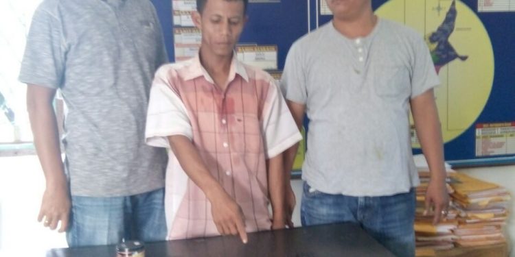 Diduga Nyambi Jual Sabu, Seorang Petani Dibekuk Polsekta Tanah Jawa.. Diduga Nyambi Jual Sabu, Seorang Petani Dibekuk Polsekta Tanah Jawa..
