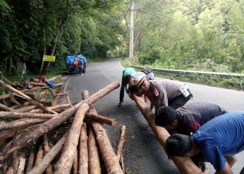 Jamin Kelancaran Arus Lalu Lintas Menuju Lokasi Wisata Danau Toba, Sat Lantas Polres Simalungun Bersinergi dengan Masyarakat