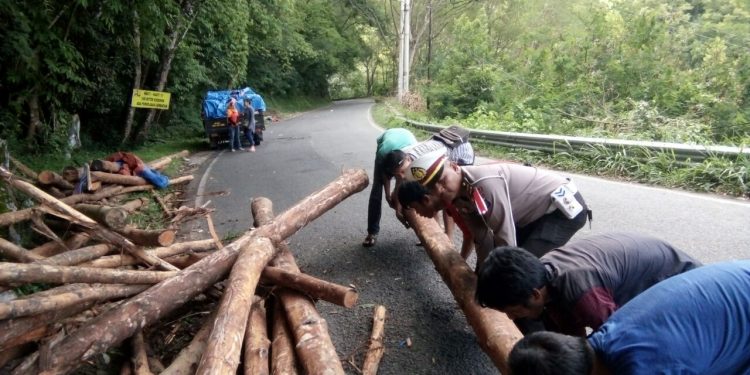 Jamin Kelancaran Arus Lalu Lintas Menuju Lokasi Wisata Danau Toba, Sat Lantas Polres Simalungun Bersinergi dengan Masyarakat Jamin Kelancaran Arus Lalu Lintas Menuju Lokasi Wisata Danau Toba, Sat Lantas Polres Simalungun Bersinergi dengan Masyarakat