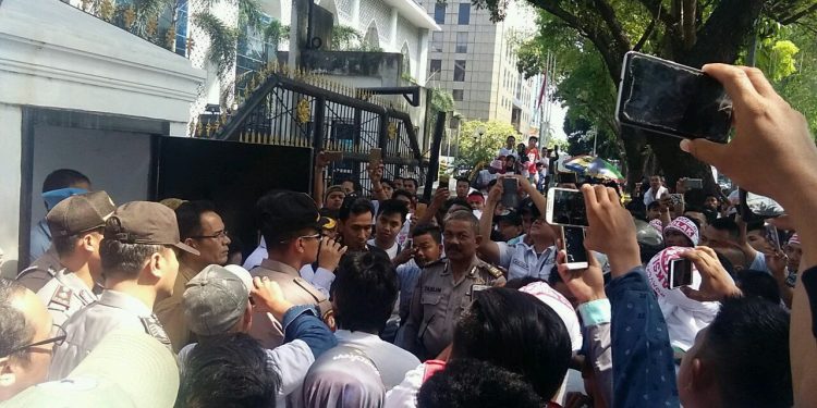 Kapolsek Medan Baru Pimpin PAM Unras Dari Elemen KNCI di DPRDSU Kapolsek Medan Baru Pimpin PAM Unras Dari Elemen KNCI di DPRDSU