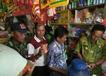 Polisi dan Tim Pemkab Sidak Produk Sarden Mengandung Cacing Pita, Ini Hasilnya..
