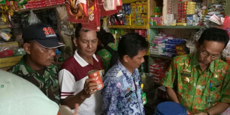 Polisi dan Tim Pemkab Sidak Produk Sarden Mengandung Cacing Pita, Ini Hasilnya..