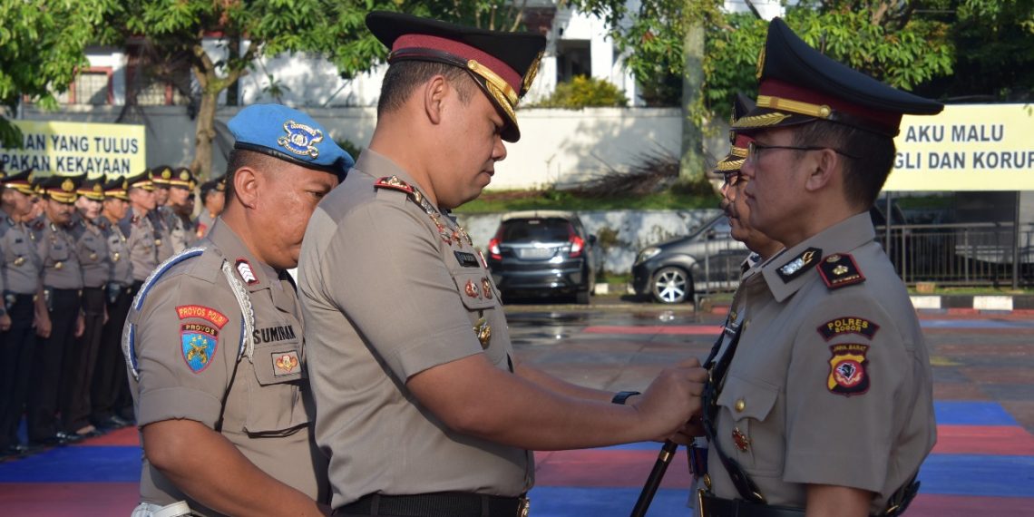Kapolres Bogor Pimpin Sertijab dan Upacara Kenaikan Pangkat. Kapolres Bogor Pimpin Sertijab dan Upacara Kenaikan Pangkat.
