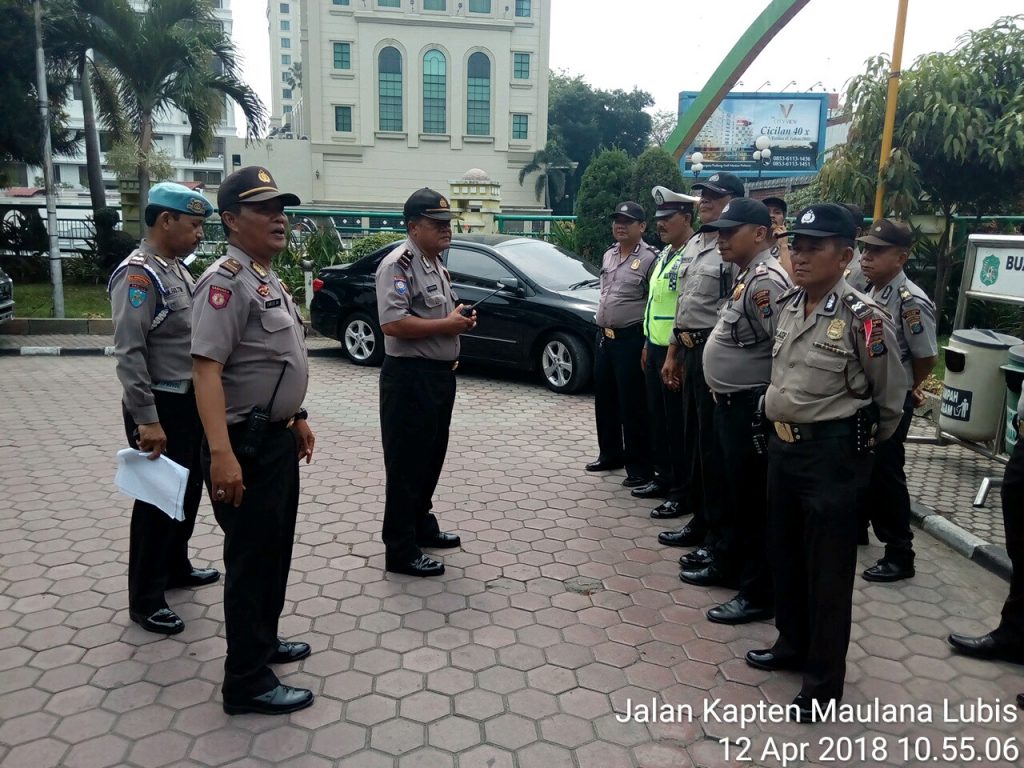 Polsek Medan Baru Amankan Unras Pedagang di Kantor Walikota Polsek Medan Baru Amankan Unras Pedagang di Kantor Walikota