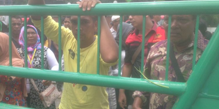 Polsek Medan Baru Amankan Unras Pedagang di Kantor Walikota Polsek Medan Baru Amankan Unras Pedagang di Kantor Walikota