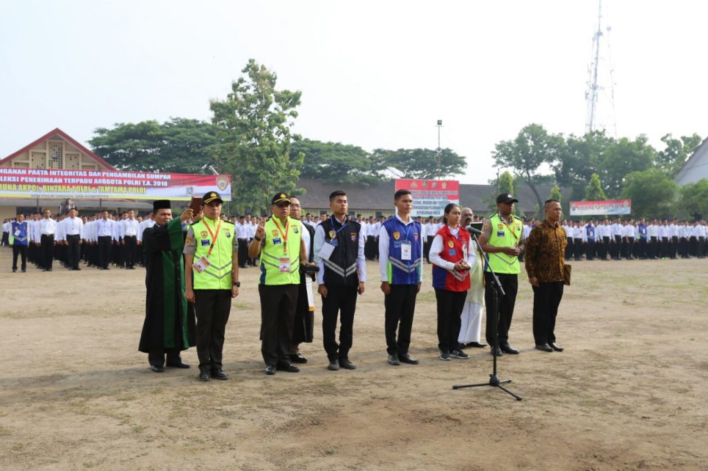 Irjen Pol. Drs. Paulus Waterpauw Tegaskan Penerimaan Anggota POLRI Gratis Tiap Tahapannya... Irjen Pol. Drs. Paulus Waterpauw Tegaskan Penerimaan Anggota POLRI Gratis Tiap Tahapannya...