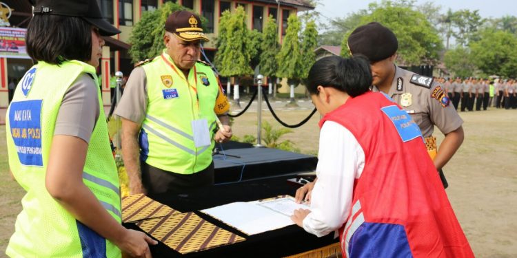 Irjen Pol. Drs. Paulus Waterpauw Tegaskan Penerimaan Anggota POLRI Gratis Tiap Tahapannya... Irjen Pol. Drs. Paulus Waterpauw Tegaskan Penerimaan Anggota POLRI Gratis Tiap Tahapannya...