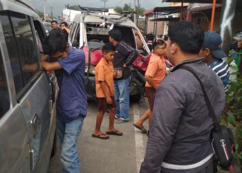 Brakkk! Pulang dari Pesta, Mobil Angkot dan Suzuki APV Laga Kambing...