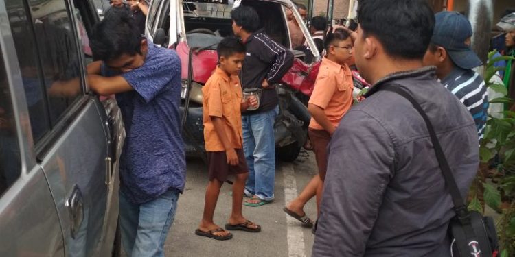Brakkk! Pulang dari Pesta, Mobil Angkot dan Suzuki APV Laga Kambing... Brakkk! Pulang dari Pesta, Mobil Angkot dan Suzuki APV Laga Kambing...