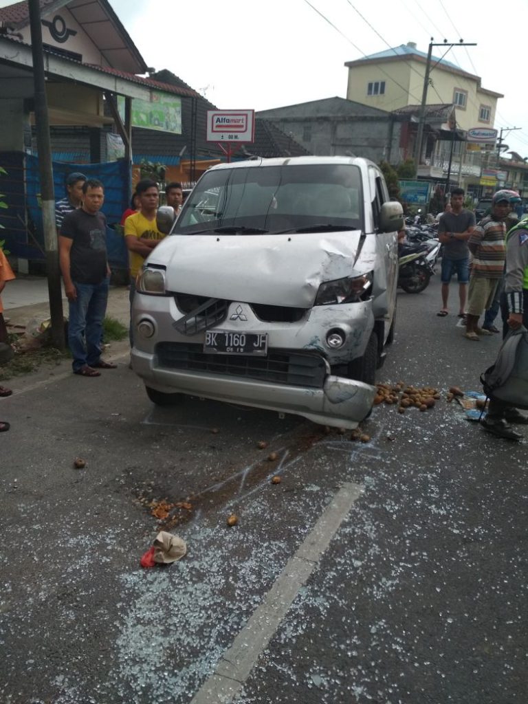 Brakkk! Pulang dari Pesta, Mobil Angkot dan Suzuki APV Laga Kambing... Brakkk! Pulang dari Pesta, Mobil Angkot dan Suzuki APV Laga Kambing...
