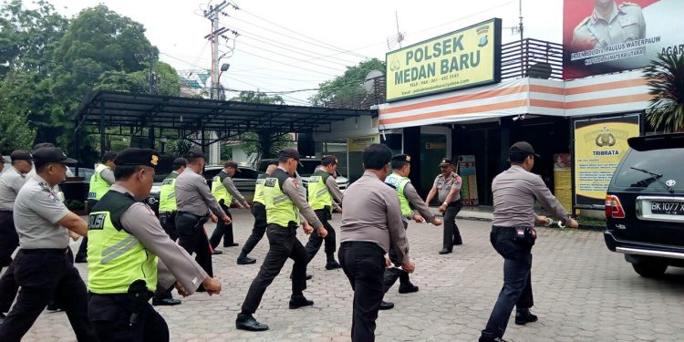 Polsek Medan Baru Gelar Latihan Beladiri Gunakan Borgol Dan Tongkat T Bagi Personil Sabhara Polsek Medan Baru Gelar Latihan Beladiri Gunakan Borgol Dan Tongkat T Bagi Personil Sabhara
