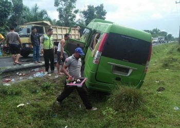 Bus Rombongan Keluarga Pengantin Terbalik, Seorang Wanita Tewas Namun Bayinya Selamat