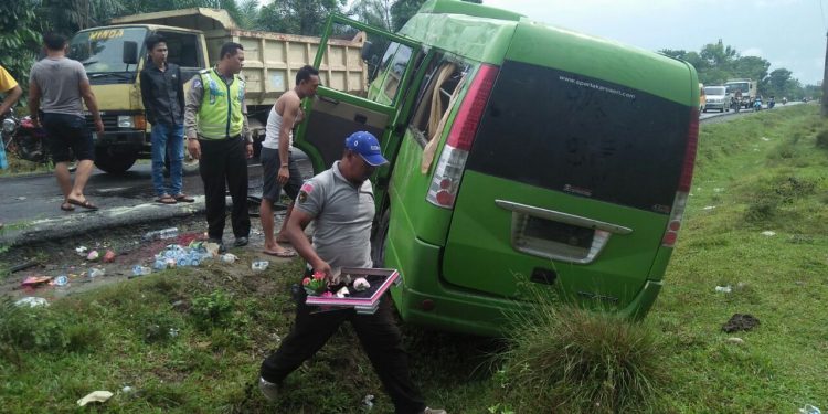Bus Rombongan Keluarga Pengantin Terbalik, Seorang Wanita Tewas Namun Bayinya Selamat