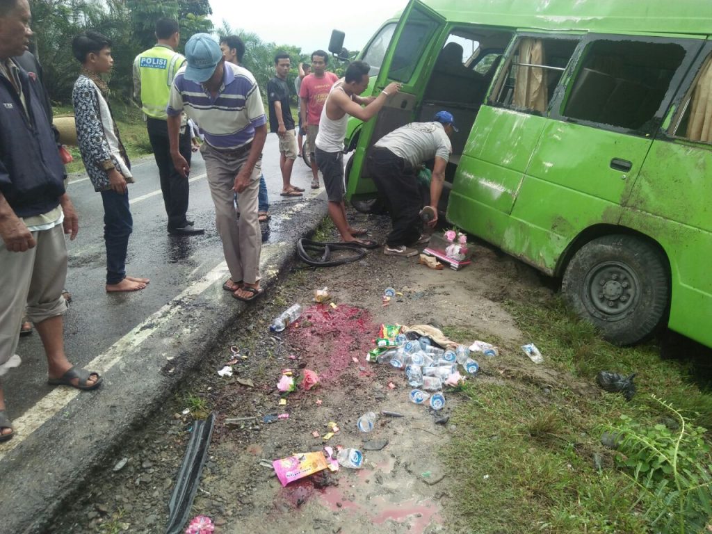 Bus Rombongan Keluarga Pengantin Terbalik, Seorang Wanita Tewas Namun Bayinya Selamat