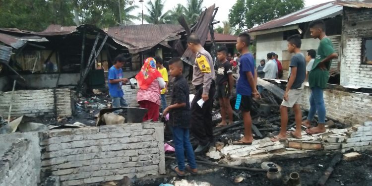 Diduga Akibat Korsleting Listrik, Tiga Rumah di Tanah Jawa Dilalap Si Jago Merah Diduga Akibat Korsleting Listrik, Tiga Rumah di Tanah Jawa Dilalap Si Jago Merah