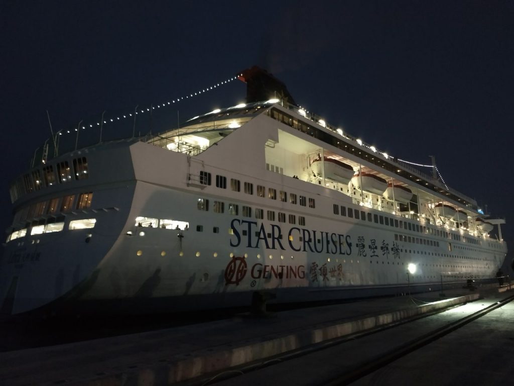 Bawa Wisatawan ke Danau Toba, Kapal Pesiar Super Star Libra Kembali Lego Jangkar di Pelabuhan Kuala Tanjung