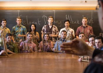 Livi Zheng, Wanita Asal Blitar Rayakan Hari Kartini dengan Main Angklung di Yale University, Amerika Serikat