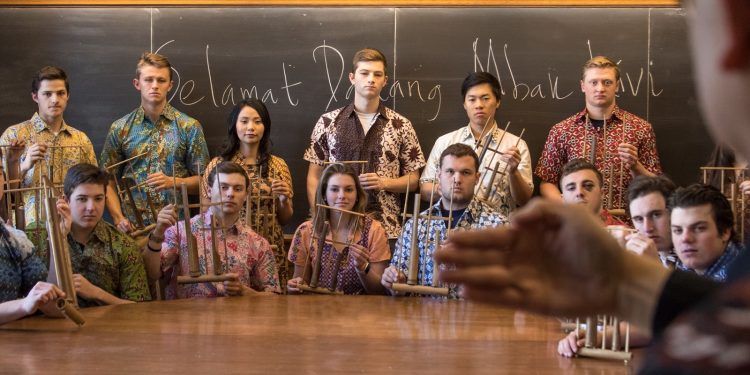 Livi Zheng, Wanita Asal Blitar Rayakan Hari Kartini dengan Main Angklung di Yale University, Amerika Serikat Livi Zheng, Wanita Asal Blitar Rayakan Hari Kartini dengan Main Angklung di Yale University, Amerika Serikat