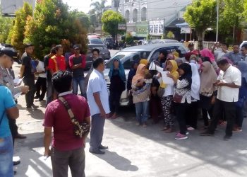 Ibu-ibu Datangi Kantor Kejaksaan Siantar, Tuntut Supaya 2 Pejabat Pemko Diperiksa