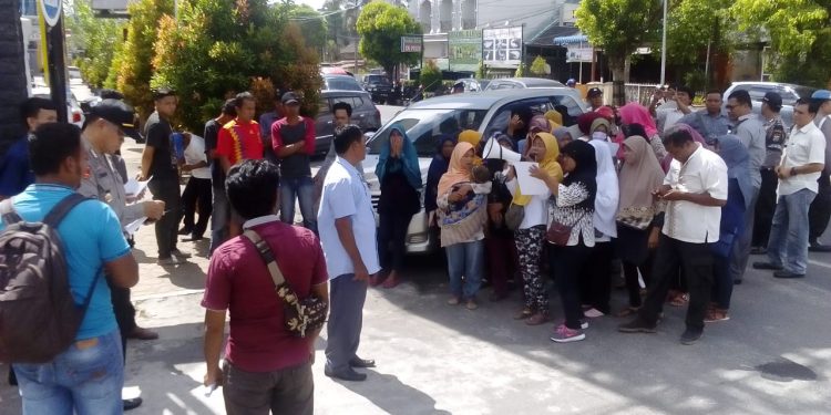 Ibu-ibu Datangi Kantor Kejaksaan Siantar, Tuntut Supaya 2 Pejabat Pemko Diperiksa Ibu-ibu Datangi Kantor Kejaksaan Siantar, Tuntut Supaya 2 Pejabat Pemko Diperiksa