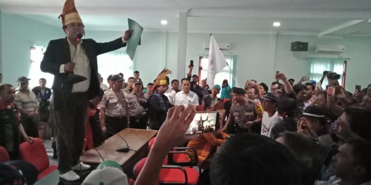 Ketua DPRD Siantar “Dijemput Paksa” oleh Massa Etnis Simalungun Ketua DPRD Siantar “Dijemput Paksa” oleh Massa Etnis Simalungun