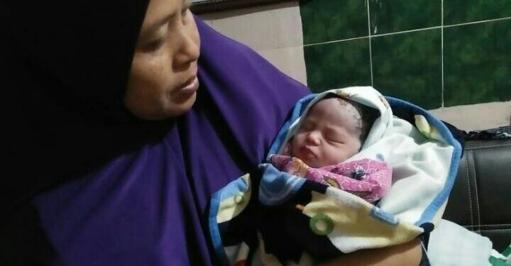 Jemaah Mesjid Baiturahman Terkejut, Usai Sholat Subuh Ada Bayi di Depan Mesjid Jemaah Mesjid Baiturahman Terkejut, Usai Sholat Subuh Ada Bayi di Depan Mesjid