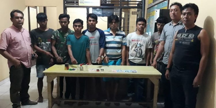 Pesta Sabu di Rumah Bandar, 7 Orang Ditangkap Polisi Pesta Sabu di Rumah Bandar, 7 Orang Ditangkap Polisi