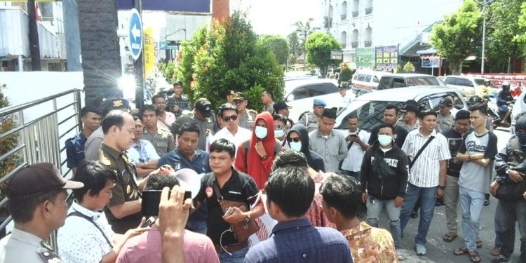 Kejaksaan Siantar Didemo, 11 Kepala Sekolah di Siantar Diduga Lakukan Pemerasan