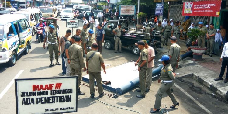 Langgar Peraturan, Baliho ‘Liar’ Dibongkar Satpol PP Langgar Peraturan, Baliho ‘Liar’ Dibongkar Satpol PP