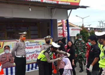 Satlantas Polres Dairi Bagikan Masker Kepada Masyarakat yang Melintas di Pos Pam Ops Ketupat Toba 2020