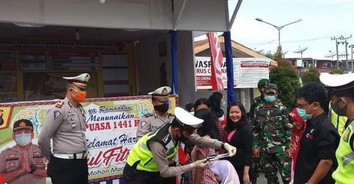 Satlantas Polres Dairi Bagikan Masker Kepada Masyarakat yang Melintas di Pos Pam Ops Ketupat Toba 2020