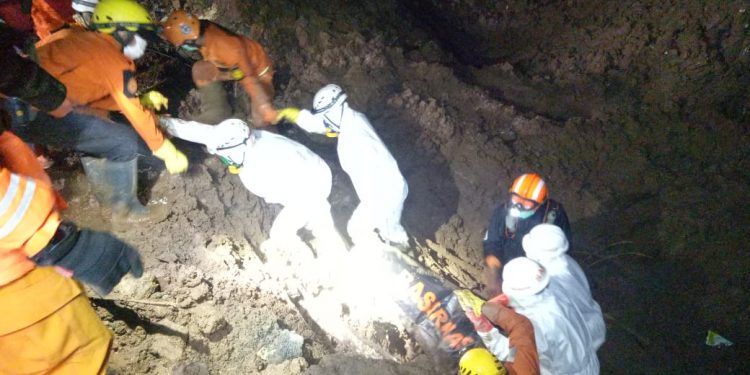Tiga Korban Longsor di Lokasi Hajatan Ditemukan Tim SAR Gabungan Tiga Korban Longsor di Lokasi Hajatan Ditemukan Tim SAR Gabungan