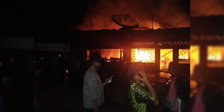 Dua Bar di Lokalisasi Bukit Maraja Terbakar, Kapolsek Bangun Gerak Cepat Berikan Bansos Dua Bar di Lokalisasi Bukit Maraja Terbakar, Kapolsek Bangun Gerak Cepat Berikan Bansos