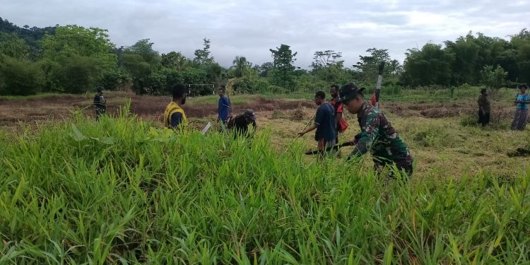 Kebersamaan Personil Satgas Yonif 126 Kala Cakti Gotong Royong dengan Warga di Perbatasan