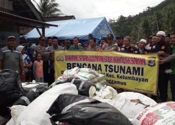 Kapolres dan Komunitas Sahabat TNI Polri Serahkan Bantuan Kepada Warga Terdampak Tsunami