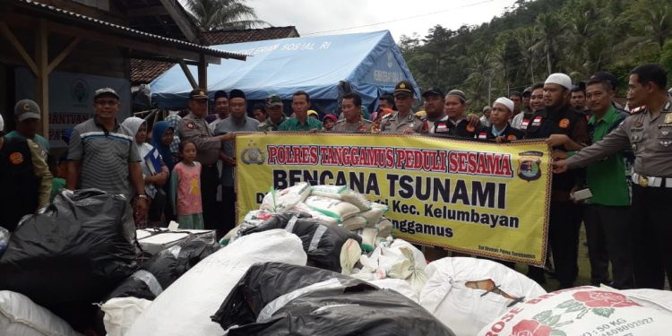 Kapolres dan Komunitas Sahabat TNI Polri Serahkan Bantuan Kepada Warga Terdampak Tsunami