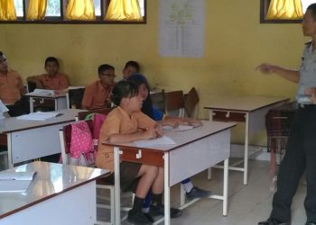 Polisi Mengajar di SMPN 3 Sidikalang